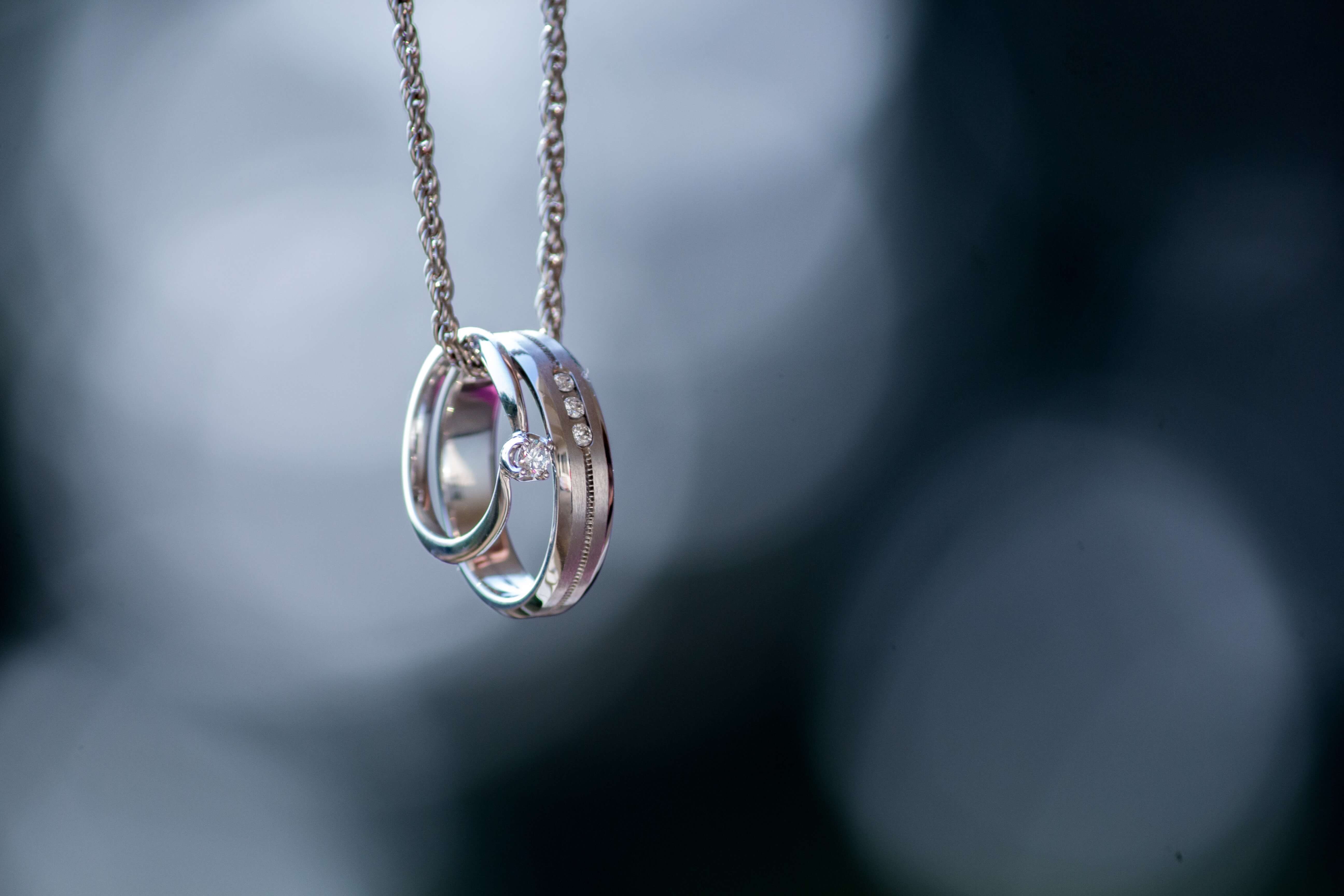 chaine avec alliance et bague